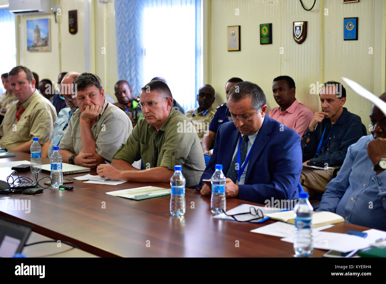 Funzionari del governo federale somalo, dell'AMISOM, delle Nazioni Unite e dei partner internazionali partecipano a una riunione di gestione delle crisi presso il quartier generale della missione AMISOM a Mogadiscio, il 25 ottobre 2017. Foto Stock