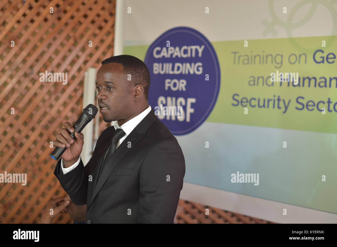 Il Vice Ministro Olad A. Roobe del Ministero della difesa interviene all'apertura del Workshop di formazione di genere del settore della sicurezza a Mogadiscio, Somalia, incentrato sulle questioni di genere nelle forze di sicurezza. Foto Stock