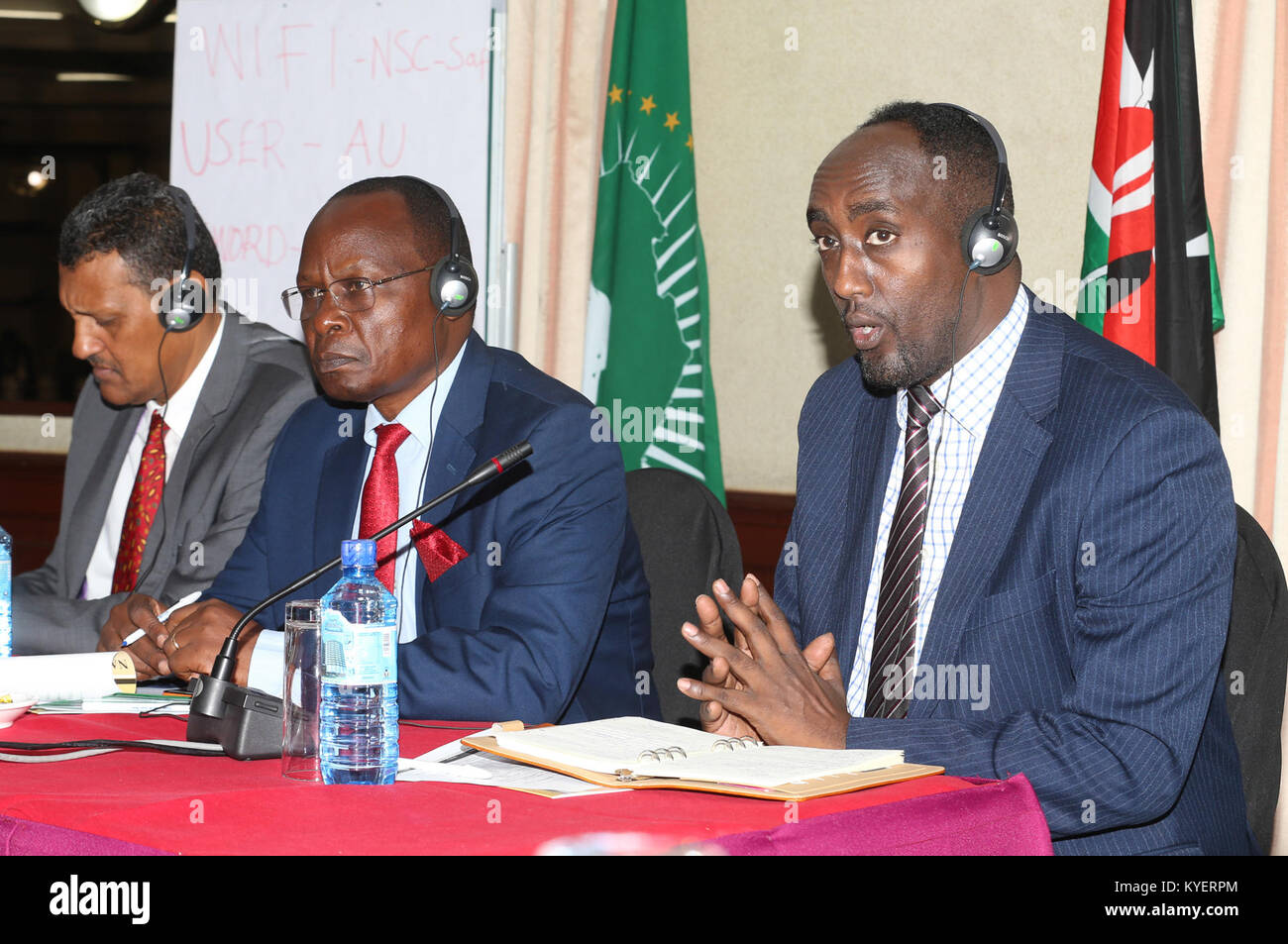 Abdirashid Ibrahim Mohamed, direttore del programma di riabilitazione dei disertori, parla ai partecipanti a un workshop sulla riabilitazione dei disertori e contro l'estremismo violento a Nairobi, Kenya, il 27 novembre 2017. Il workshop è stato organizzato nell'ambito della missione dell'Unione africana in Somalia (AMISOM). Foto Stock