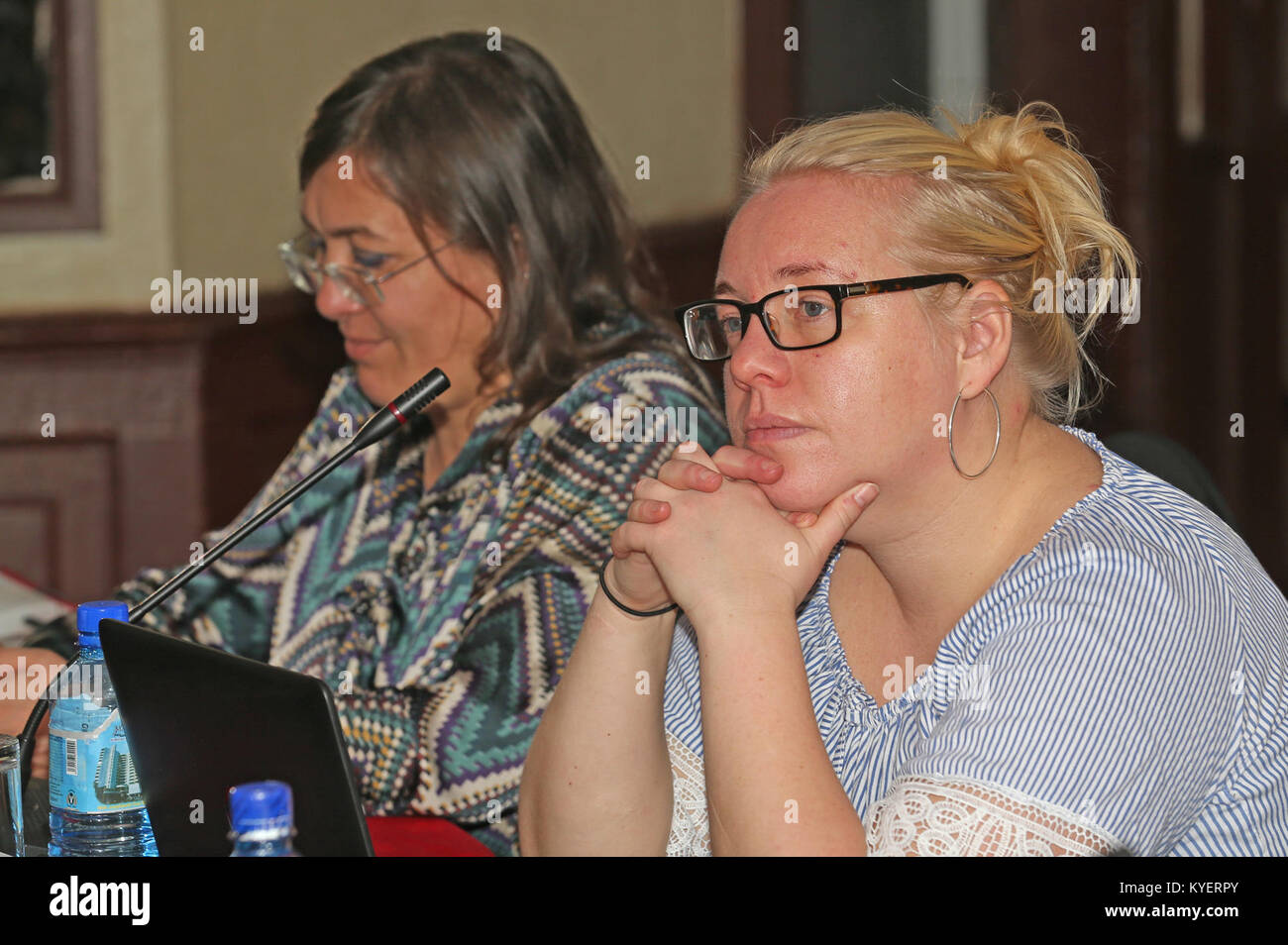 Facilitatori che conducono un workshop sulla riabilitazione dei disertori e sull'estremismo contro-violento a Nairobi, Kenya, volto ad affrontare il conflitto somalo. La foto acquisisce la sessione in corso. Foto Stock