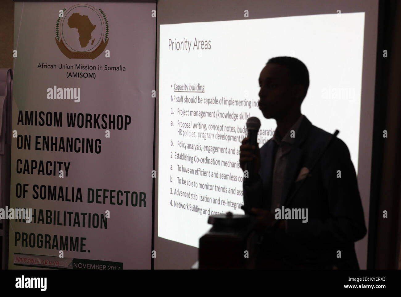 Un partecipante condivide una presentazione durante il seminario di riabilitazione e lotta all'estremismo violento tenutosi a Nairobi, Kenya, il 30 novembre 2017, nell'ambito della missione AMISOM. Foto Stock