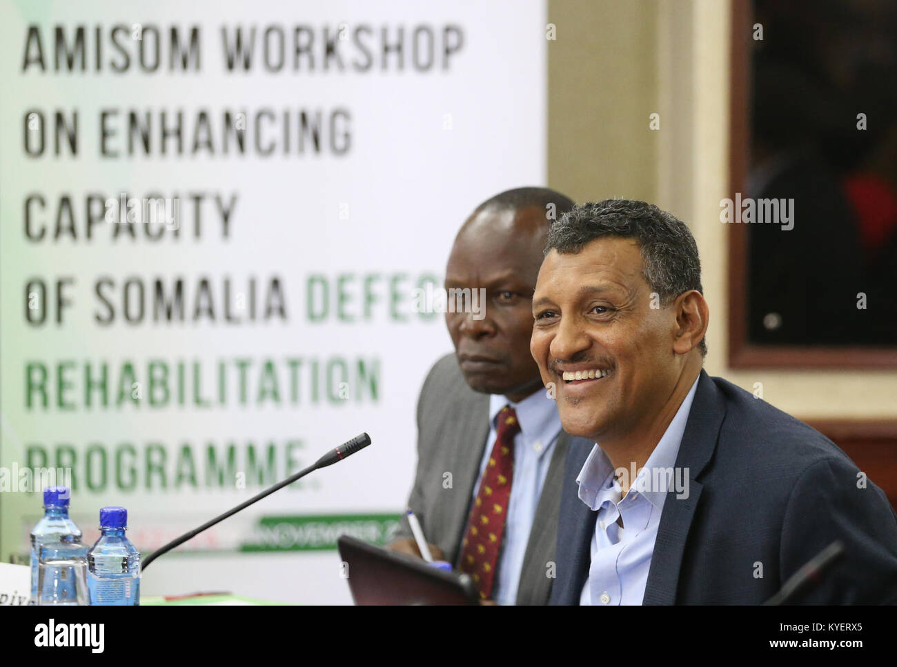 Fadil Karrar, funzionario per gli affari civili dell'AMISOM, interviene alla cerimonia di chiusura di un workshop sulla riabilitazione dei disertori e l'estremismo contro-violento a Nairobi, Kenya. L'evento si è svolto il 30 novembre 2017. Foto Stock