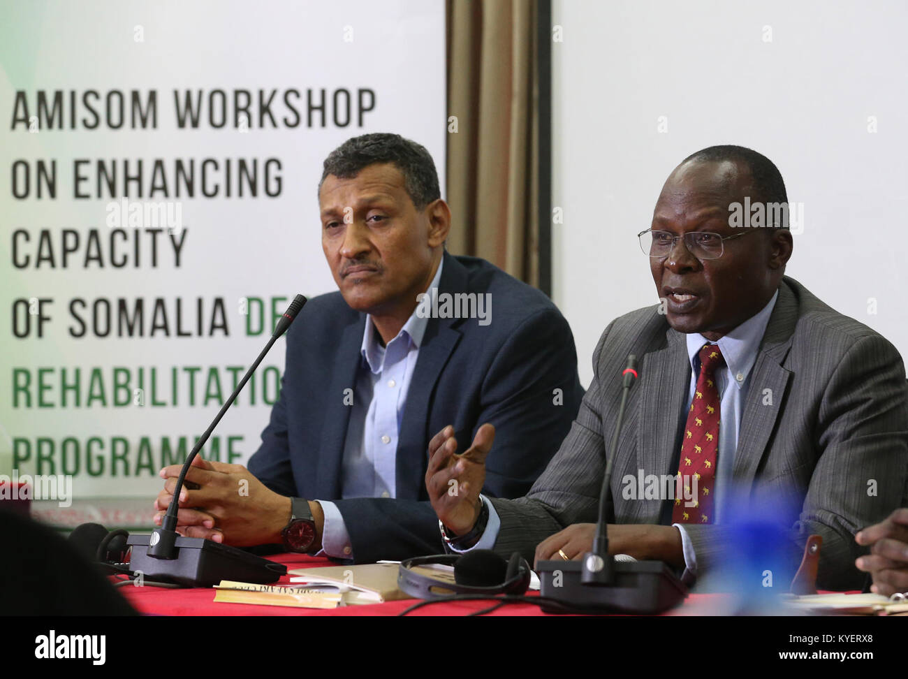 Una fotografia del Dr. Opiyo Ododa e Mr. Fadil Karrar in occasione della cerimonia di chiusura di un workshop sulla riabilitazione dei disertori e la lotta all'estremismo violento in Somalia, tenutosi al Nairobi Safari Club nel novembre 2017. Foto Stock