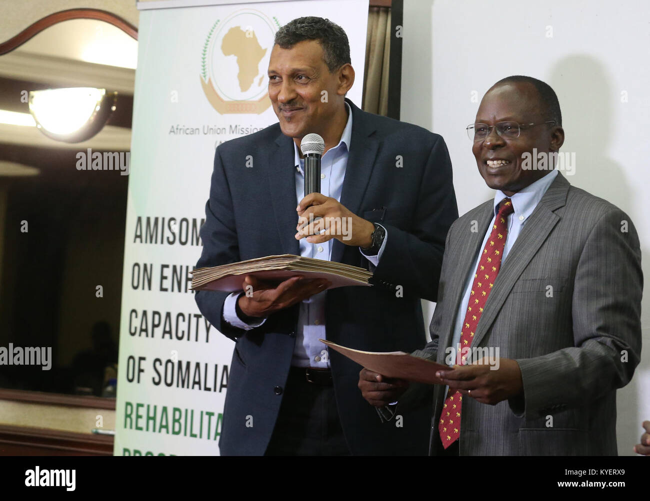 Fotografia del Sig. Fadil Karrar e del Dr. Opiyo Ododa che presentano i certificati durante la cerimonia di chiusura di un workshop sulla riabilitazione dei disertori e l'estremismo contro-violento a Nairobi, Kenya, il 30 novembre 2017. Foto Stock
