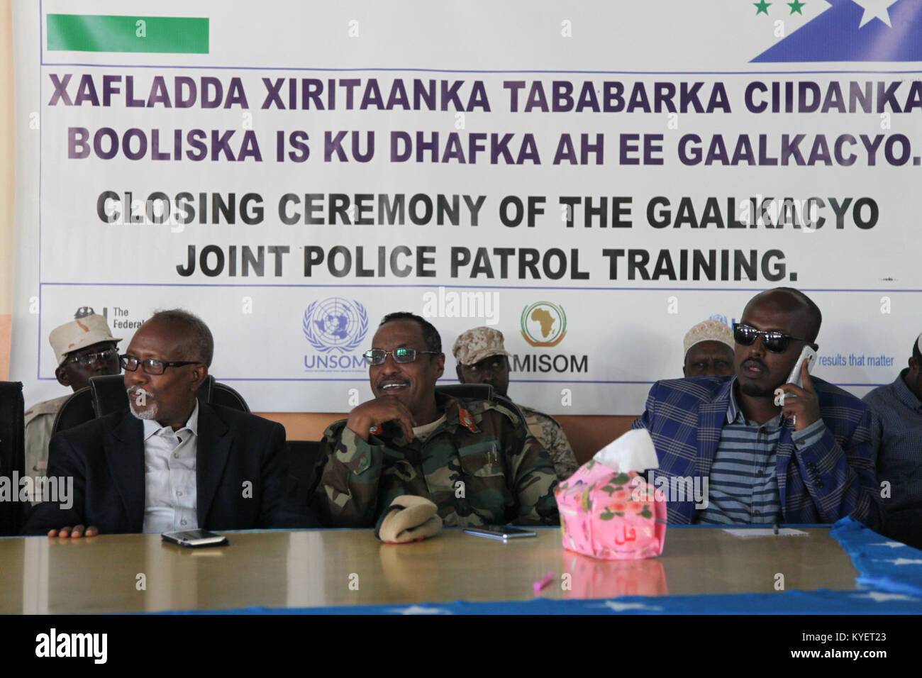Una fotografia della cerimonia di chiusura di un addestramento congiunto di pattuglia di polizia tenutasi a Gaalkacyo, Somalia. All'evento hanno partecipato Sa'ed Siyad, Ministro delle Finanze dello Stato di Galmudug, generale Abdillahi Irro, Comandante dell'Esercito Nazionale somalo, e Abdirashid Arte, Governatore di Gaalkacyo Sud. Foto Stock
