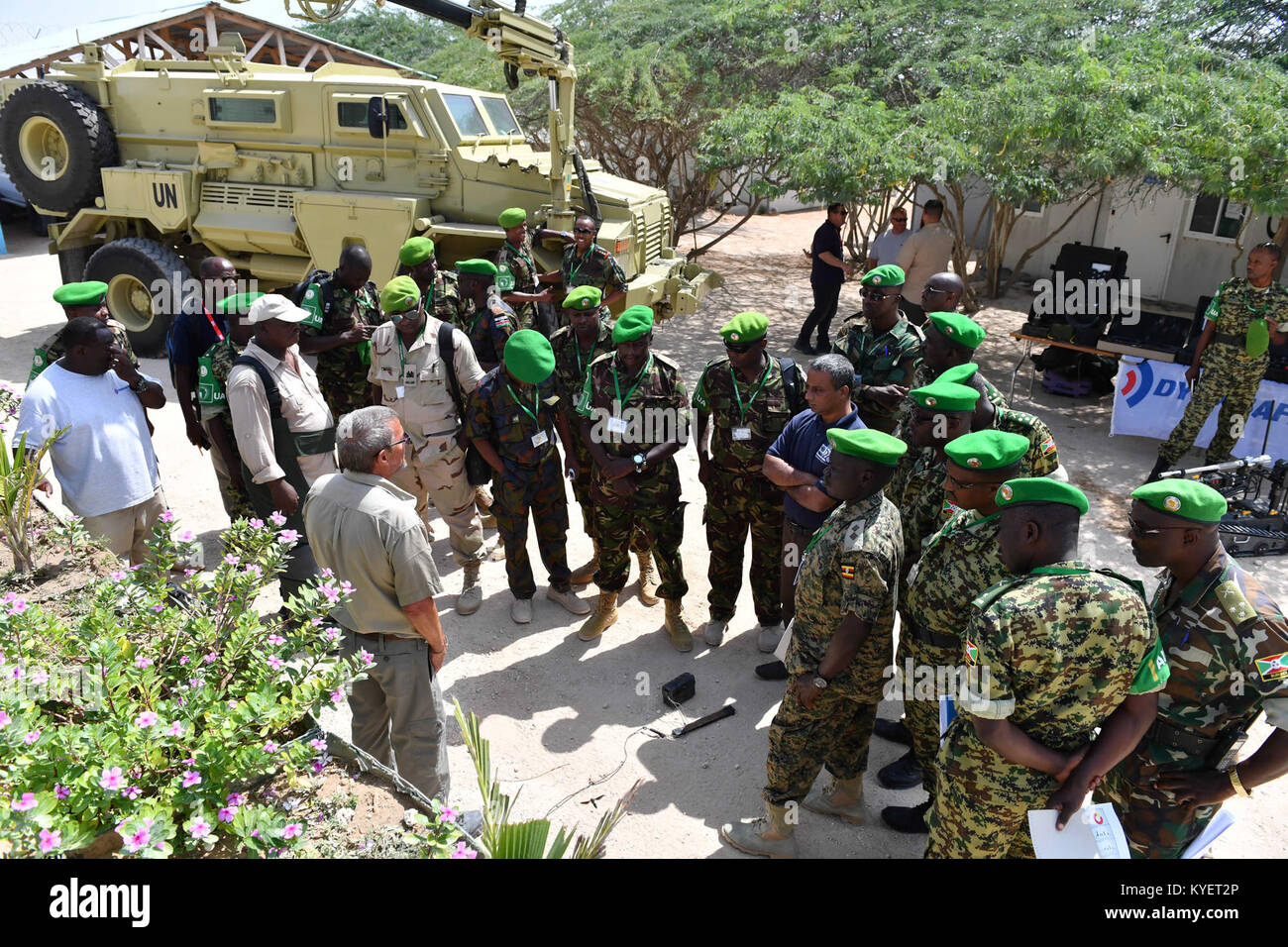 UNMAS ufficiali dimostrano la detonazione di diversi tipi di ordigni esplosivi artigianali (IED), condotta per appena distribuito ufficiali del personale presso la missione dell Unione Africana in Somalia (AMISOM), forza sede a Mogadiscio, Somalia, il 20 dicembre 2017. Foto Stock