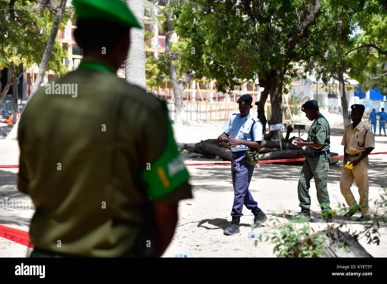 Fotografia di Hassan Guhad Abdullahi, un addestratore antiterrorismo dell'AMISOM, che supervisiona un esercizio di addestramento della polizia a Mogadiscio incentrato su ordigni esplosivi improvvisati (IED) nel dicembre 2017. Foto Stock