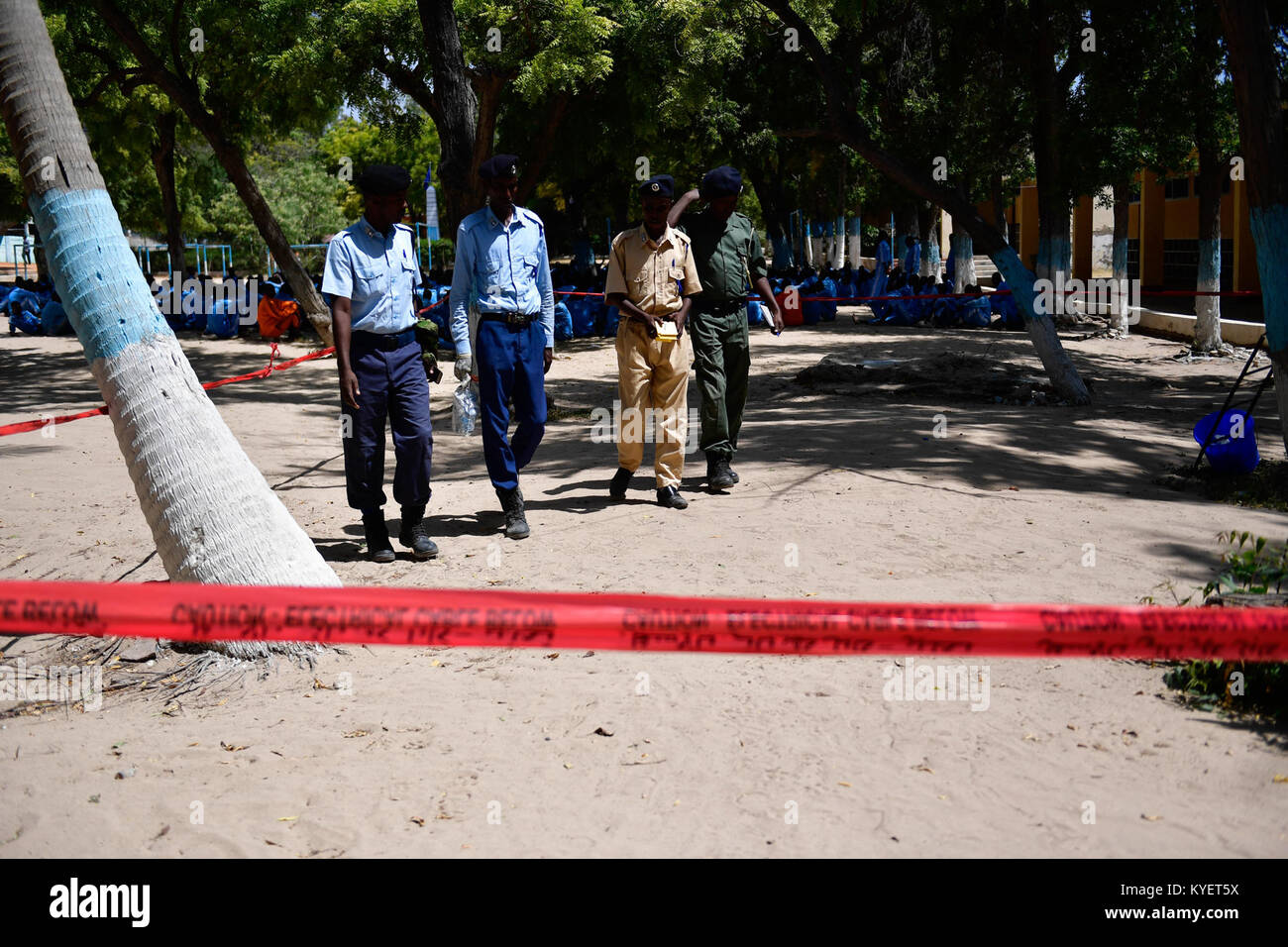 Somalo di funzionari di polizia indagare sui reati scena durante una dimostrazione di un corso di formazione su improvvisati dispositivo esplosivo (IED) svoltasi a Mogadiscio il 31 dicembre 2017. AMISOM foto / Ilyas Ahmed Foto Stock