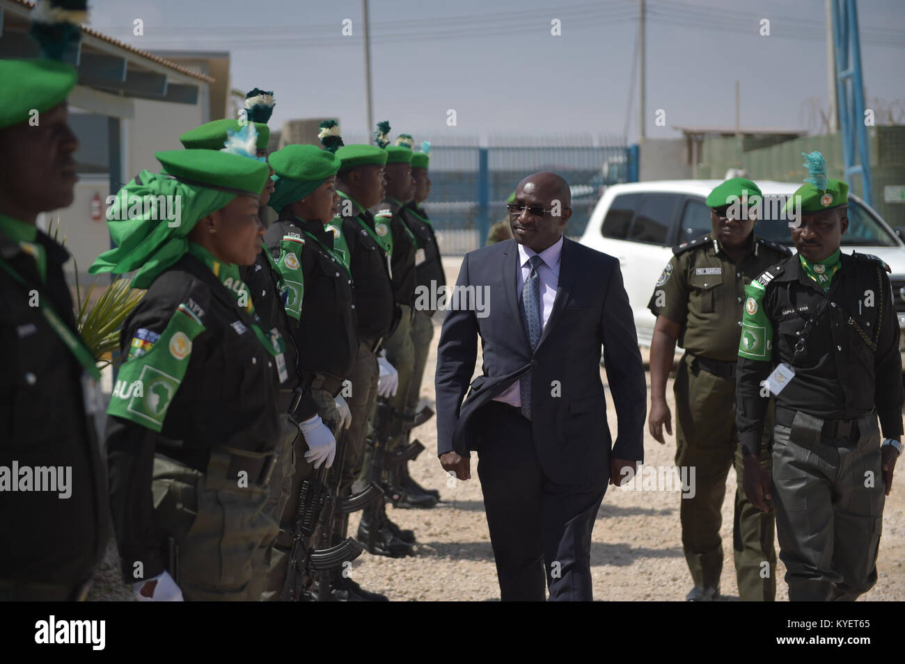 Simon Mulongo dell'AMISOM ispeziona una Guardia d'Onore da parte del contingente di polizia nigeriano durante una cerimonia di addio a Mogadiscio, Somalia, il 6 gennaio 2018, segnando la partenza dell'unità nigeriana. Foto Stock