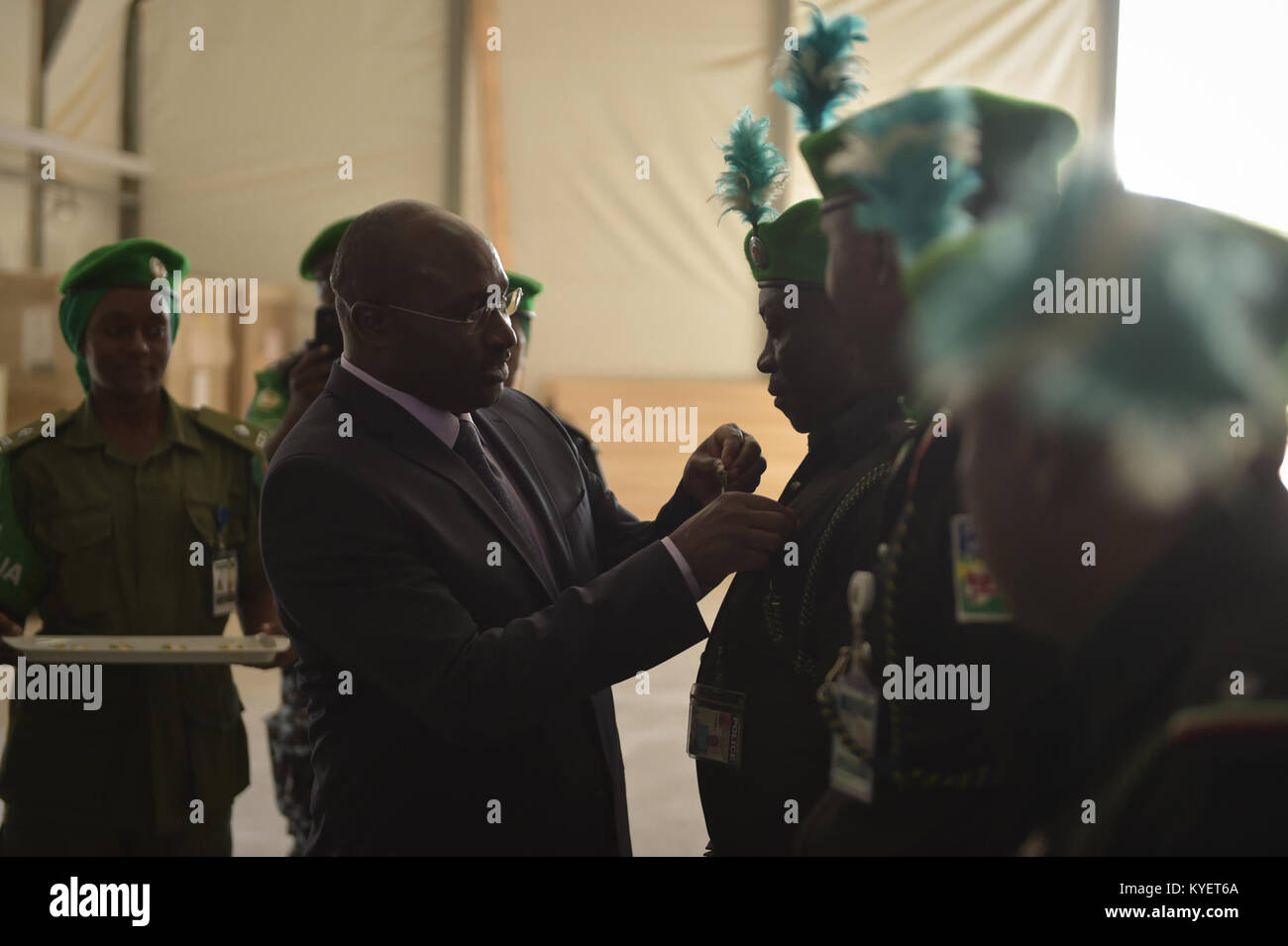 Simon Mulongo, del DSRCC di AMISOM, conferisce una medaglia durante una cerimonia a Mogadiscio, Somalia, riconoscendo la partenza del contingente nigeriano di agenti di polizia. Foto Stock