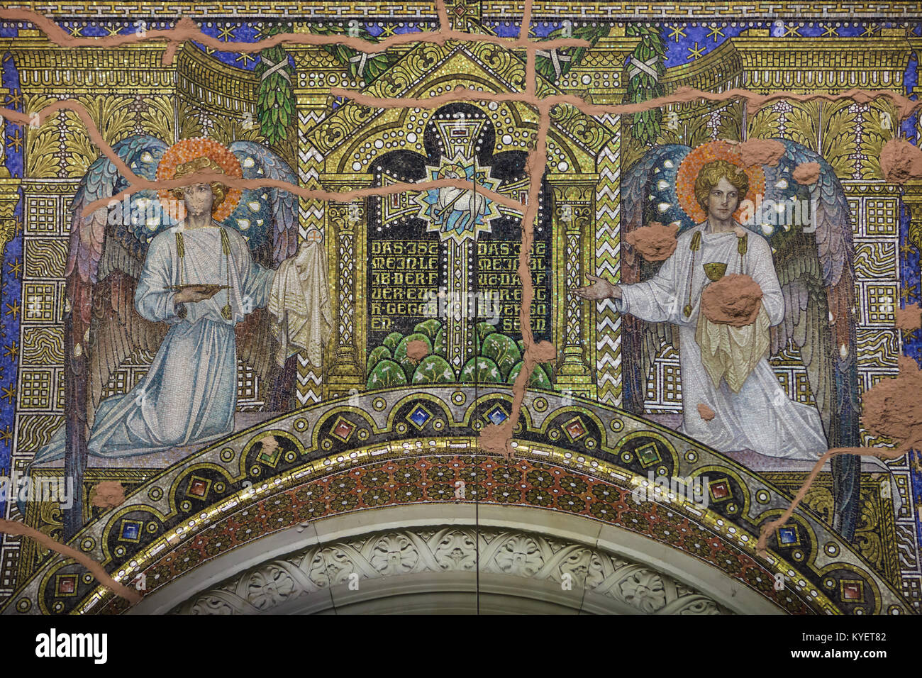 Agnus Dei circondato con due angeli raffigurati in mosaico progettato dal pittore tedesco Hermann Schaper (1905-1906) dentro la Chiesa della Rimembranza (Kaiser-Wilhelm-Gedächtniskirche) di Berlino, Germania. Foto Stock