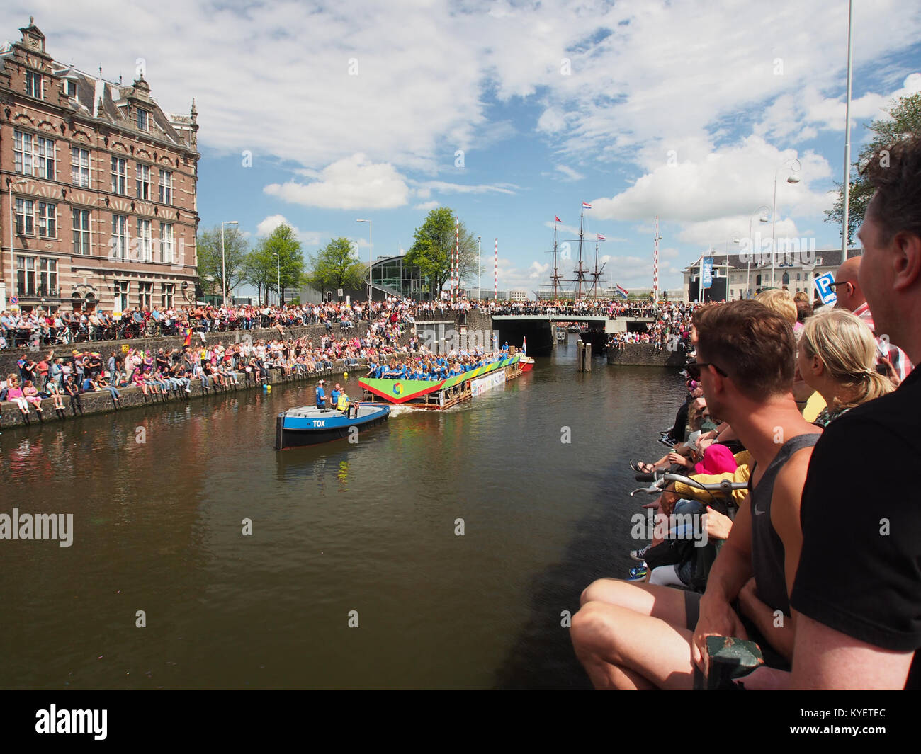 Boat 28, 'Proud to Be Scout', partecipa alla parata dei canali di Amsterdam del 2017, evidenziando i valori dello scouting e dell'inclusività. L'immagine cattura l'atmosfera positiva dell'evento. Foto Stock