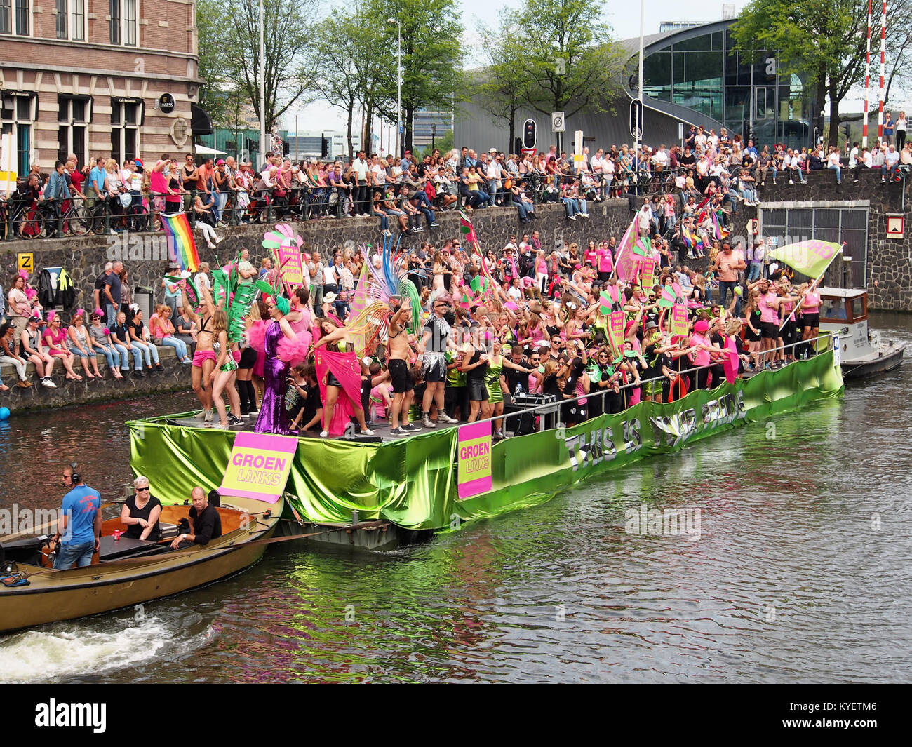 Fotografia della barca 48 del partito politico Groen Links durante la Canal Parade ad Amsterdam nel 2017, un evento colorato che celebra la diversità e l'inclusione. Foto Stock