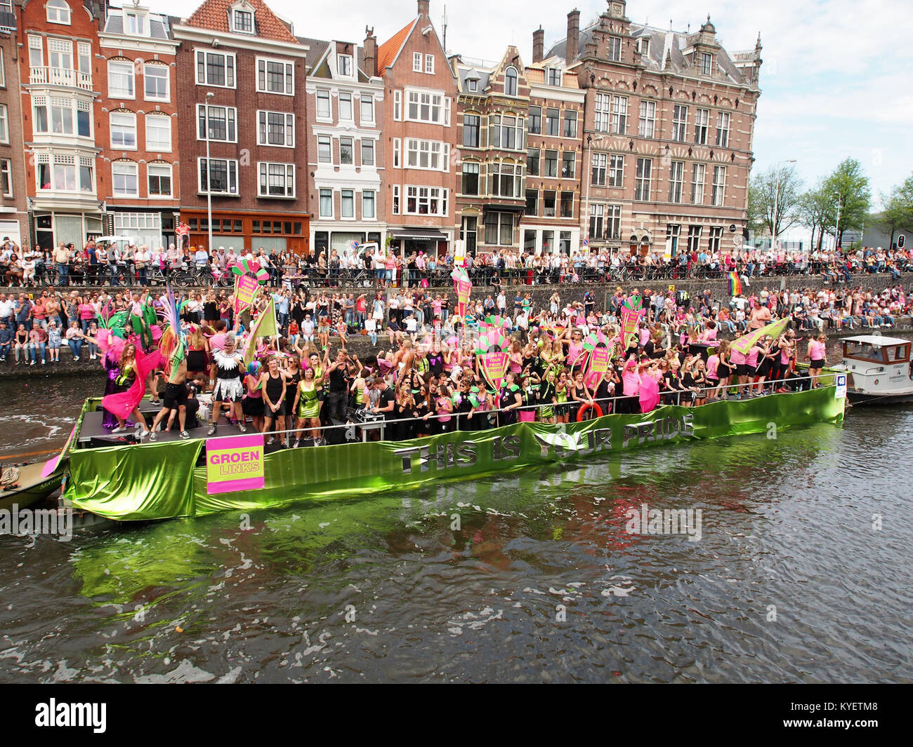 Una fotografia di Boat 48, che rappresenta il partito politico GroenLinks, durante la parata dei canali del 2017 ad Amsterdam. L'immagine cattura la barca mentre partecipa al colorato evento LGBTQ+ Pride. Foto Stock