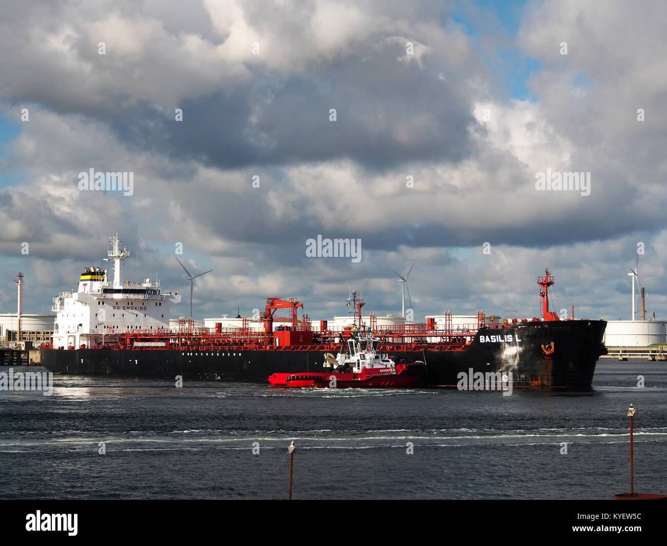 La Basilis L, una nave da carico costruita nel 2005 con il numero IMO 9290505, attraccò al Calandkanaal. L'immagine cattura le dimensioni della nave e le operazioni marittime nel canale di spedizione. Foto Stock