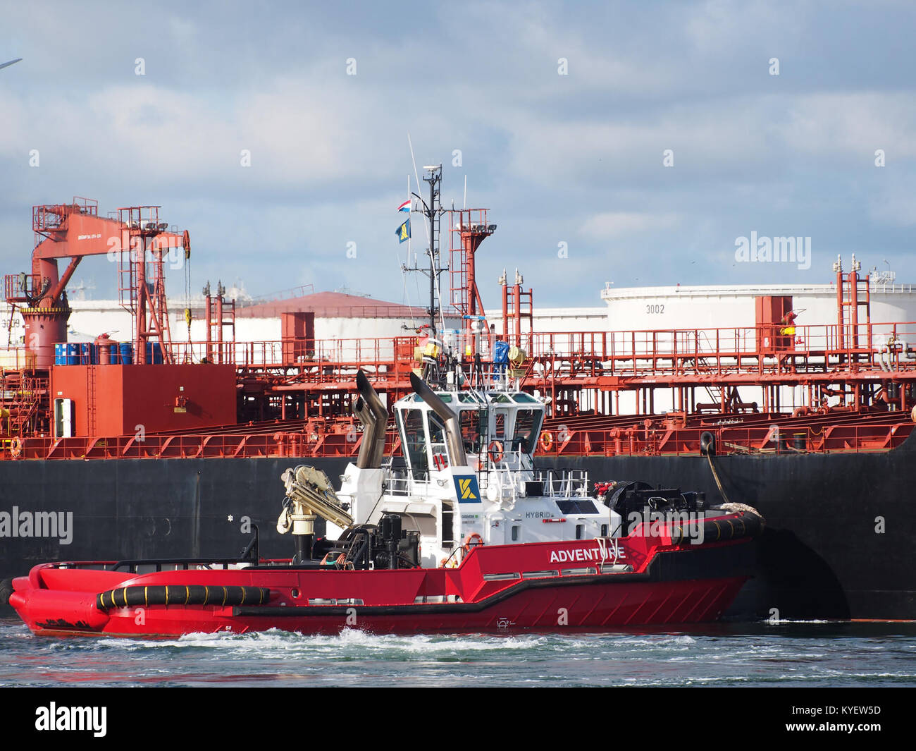 L'Adventure, un rimorchiatore costruito nel 2014, si trova nel Calandkanaal, un importante canale di navigazione nei Paesi Bassi. Il rimorchiatore è immatricolato con il numero IMO 9668025, che assiste nella navigazione marittima. Foto Stock