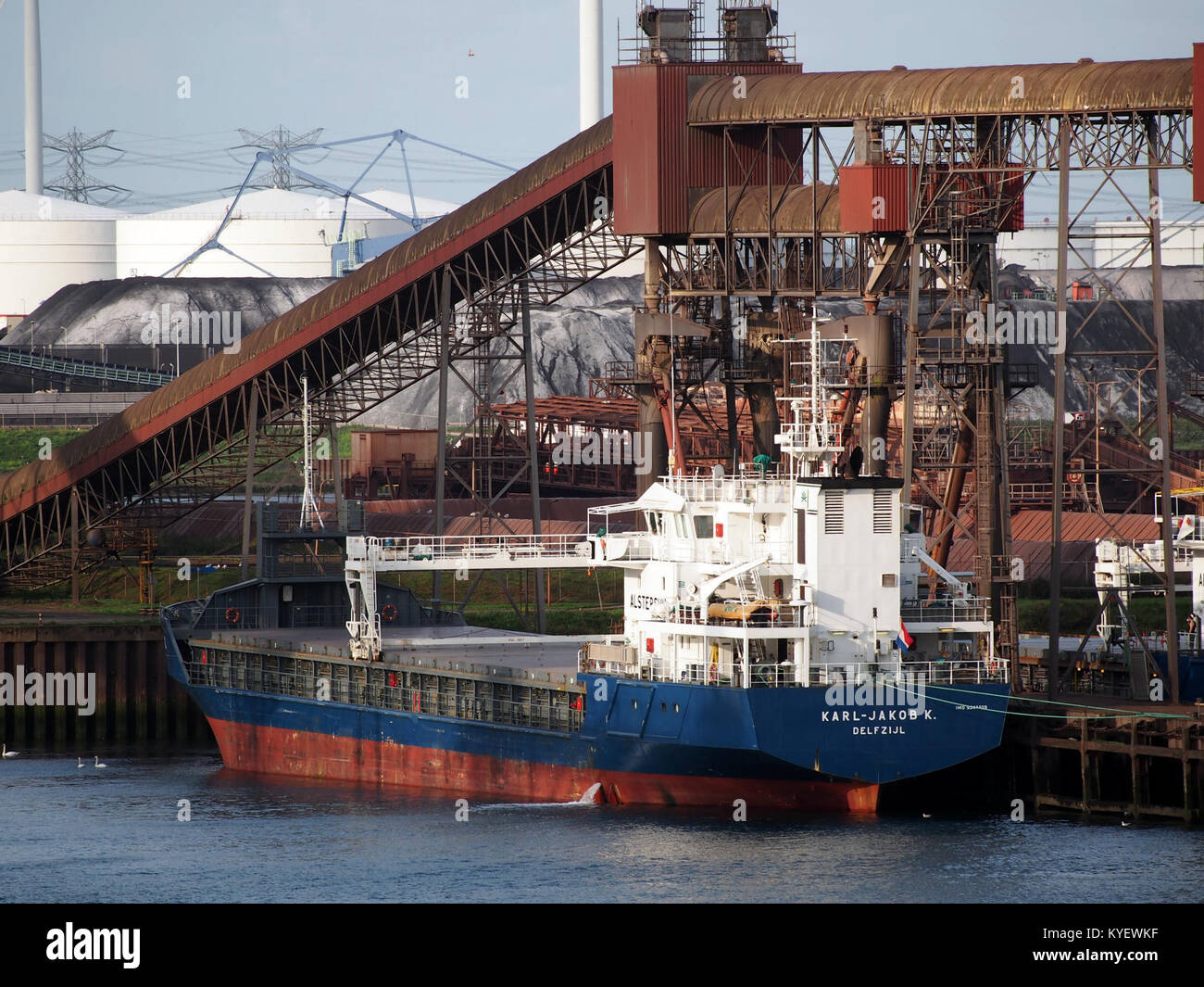 La Karl-Jacob K è una nave da carico costruita nel 2006, identificata con il numero IMO 9344409, che naviga attraverso la Calandkanaal, una delle principali rotte marittime dei Paesi Bassi. La nave è vista qui nel suo ambiente operativo. Foto Stock