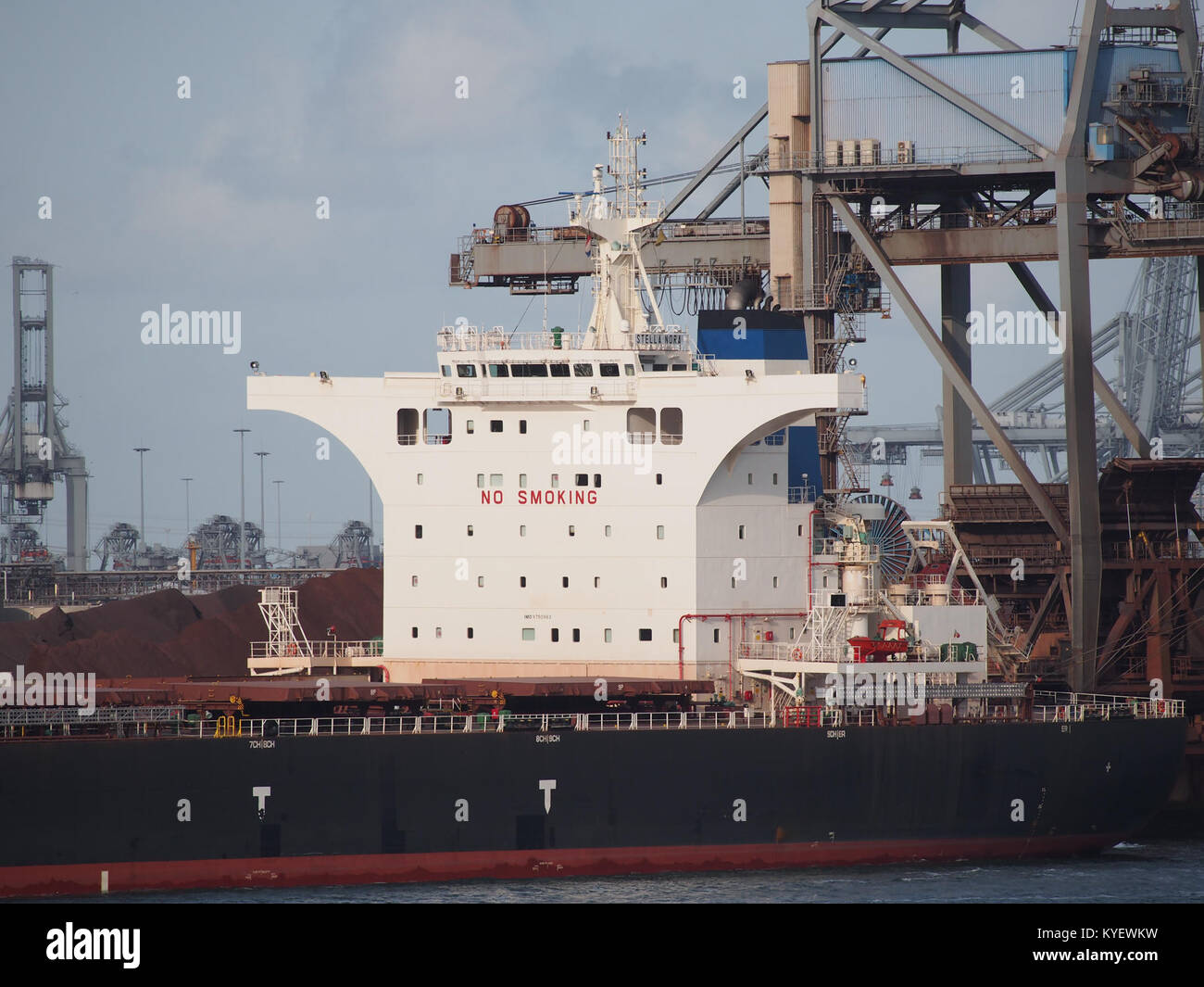 Una fotografia della Stella Nora, una nave da carico costruita nel 2016, mentre naviga attraverso la Calandkanaal, con il suo numero IMO 9750983. L'immagine cattura il vaso in azione, navigando lungo la via d'acqua. Foto Stock