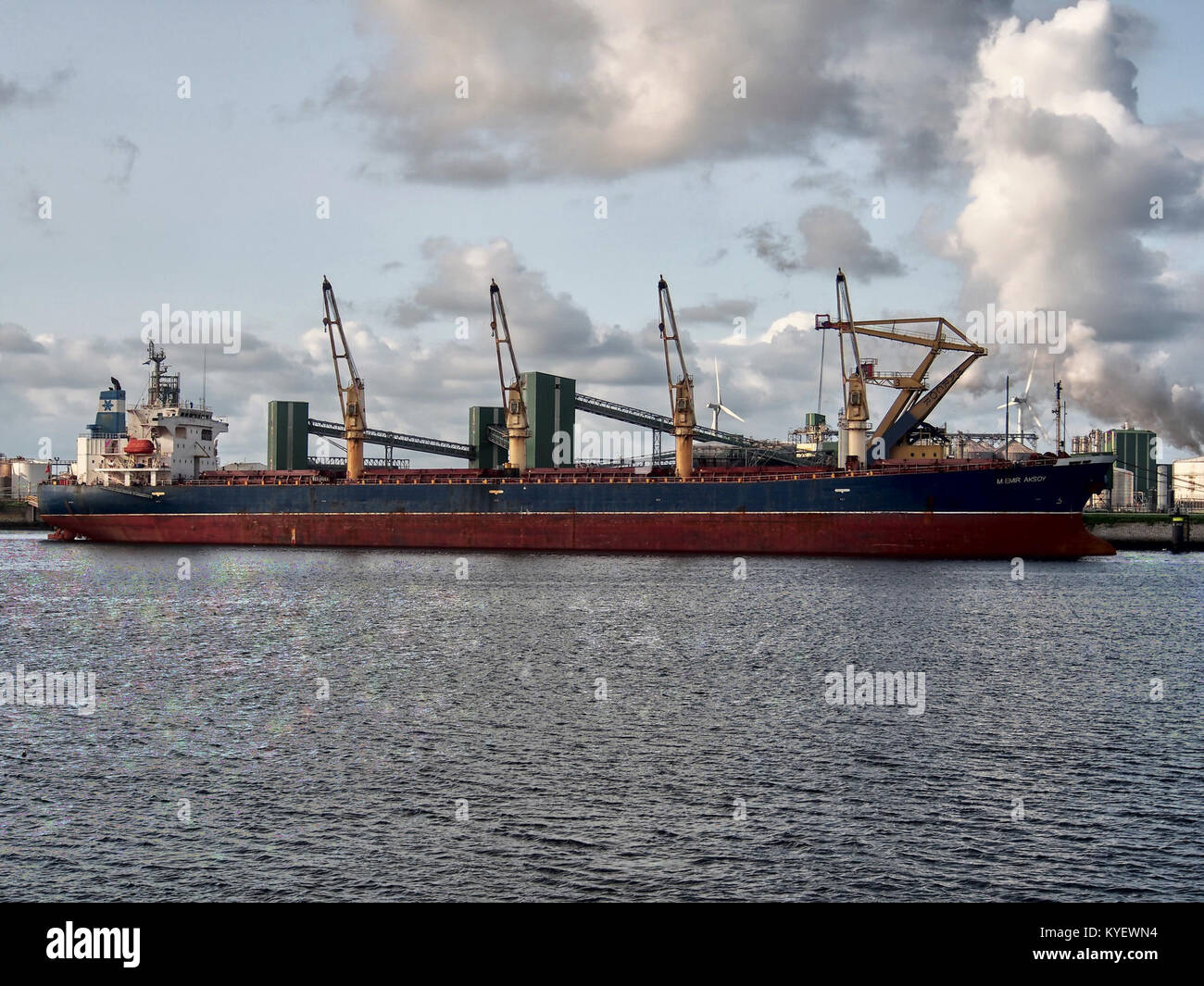 La nave M.. EMIR AKSOY, costruito nel 1998, navigando attraverso il Calandkanaal. Il numero IMO 9163001 della nave è indicato come parte della sua identificazione. Foto Stock