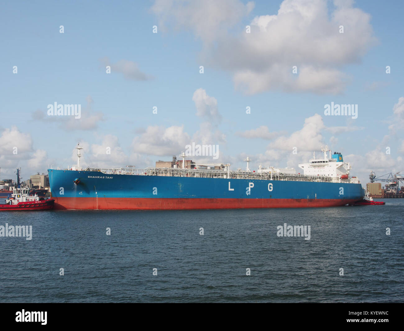 La Shahrastani, una nave costruita nel 2016 con il numero IMO 9726085, viene catturata navigando il Calandkanaal nel porto di Rotterdam. L'immagine mostra il vaso nel canale di spedizione. Foto Stock
