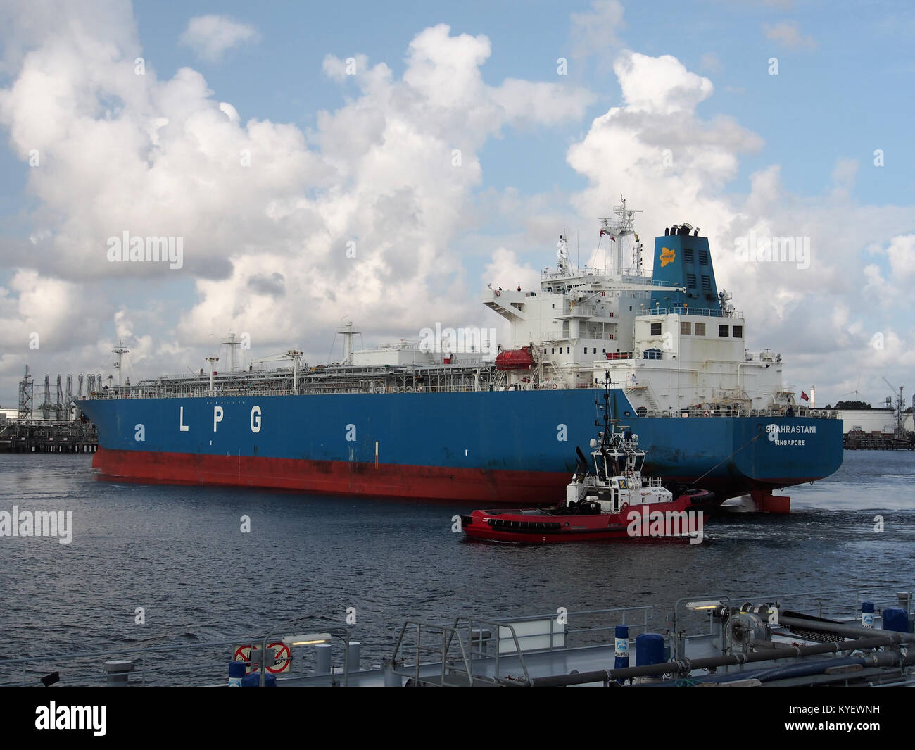 La Shahrastani, una moderna nave da carico, fotografata nel 2016 mentre naviga nella Calandkanaal nel porto di Rotterdam. Questa nave, con il numero IMO 9726085, fa parte del trasporto marittimo globale. Foto Stock