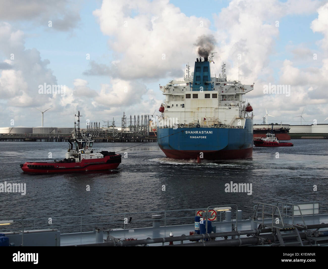 La Shahrastani, una nave da carico con numero IMO 9726085, è ancorata al Calandkanaal nel porto di Rotterdam, riflettendo le moderne operazioni di navigazione e il commercio internazionale. Foto Stock