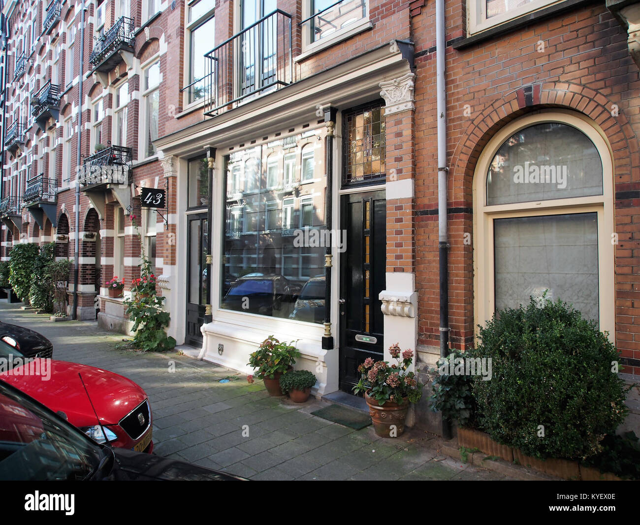 Una fotografia di Derde Helmersstraat 43, che mostra una proprietà residenziale o urbana nel contesto di una strada cittadina. Foto Stock