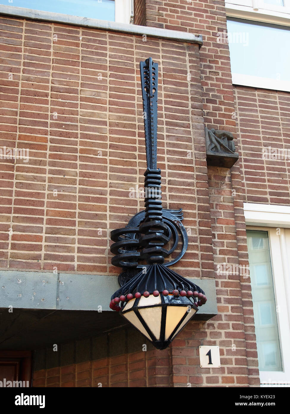 Una fotografia di una lanterna in stile scuola di Amsterdam, situata nello Stadhouderskade 1, registrata come monumento nazionale (Rijksmonumentnummer 491984). Foto Stock
