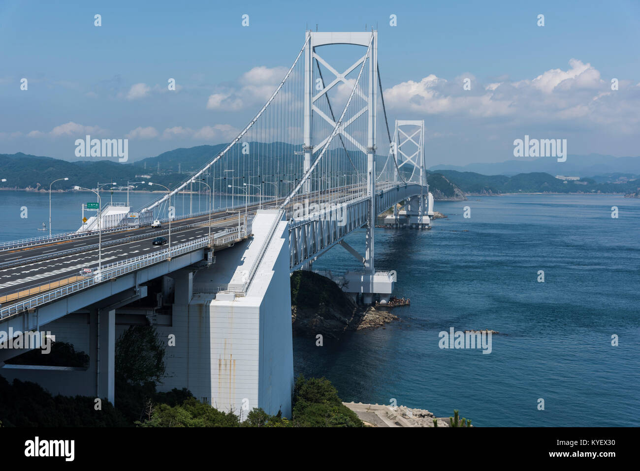 Ponte Onaruto vista dalla città di Naruto, Prefettura di Tokushima, Giappone. Qui è famosa per Uzushio ( Idromassaggi in giapponese). Foto Stock