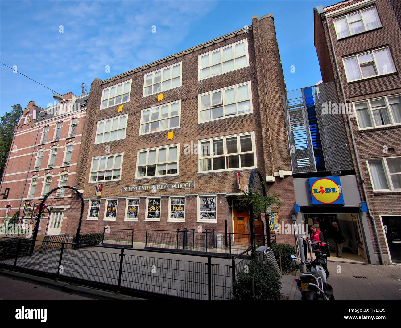 Una fotografia storica della scuola di St. Vincenzius BLO in Alberdingk Thijmstraat, che mostra il design architettonico dell'edificio e l'ambiente scolastico tra la prima e la metà del XX secolo. Foto Stock