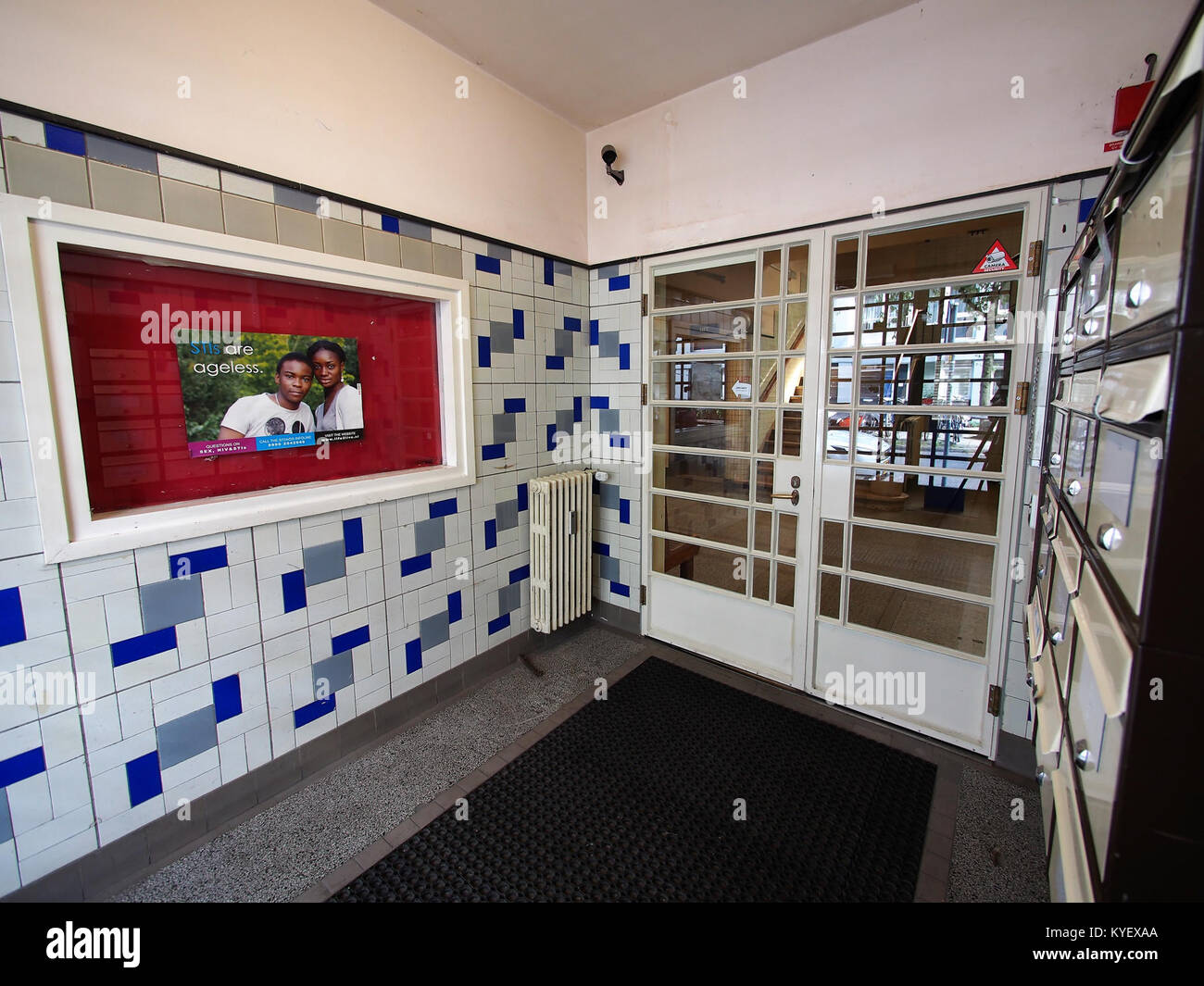 Fotografia di Eerste Helmersstraat 17, che mostra la sala riunioni GG & GD (servizio sanitario pubblico) all'inizio del XX secolo, evidenziando le caratteristiche architettoniche dell'edificio. Foto Stock