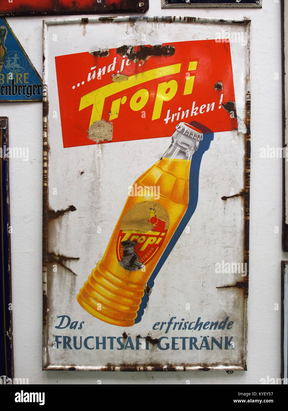 Un cartello pubblicitario in smalto vintage esposto al Fahrzeugmuseum Marxzell. Il cartello presenta la scritta "Tropi" e offre un'idea del marketing e del branding storici. Foto Stock