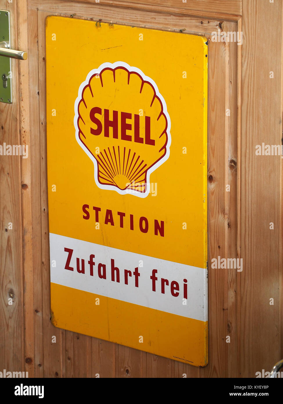 Un cartello pubblicitario smaltato per Shell al Fahrzeugmuseum Marxzell, che mostra un pezzo di cimeli automobilistici d'epoca in un ambiente museale. Foto Stock