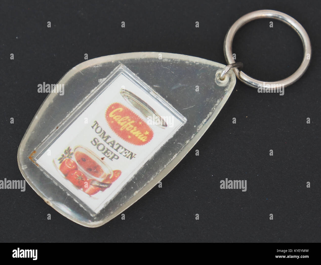 Un portachiavi a forma di barattolo di zuppa di pomodoro californiana, un oggetto da collezione che riflette la cultura pop e la storia del cibo americano. Foto Stock