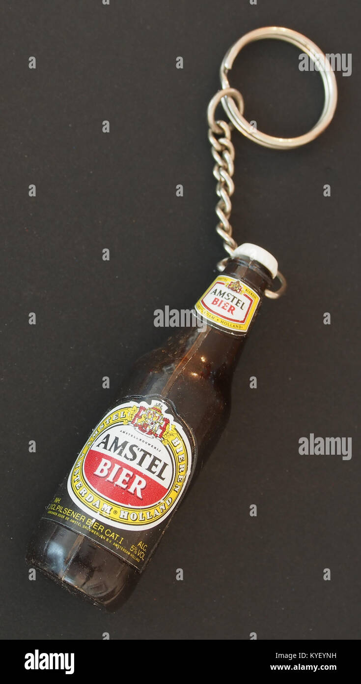 Portachiavi Amstel Bier vintage, possibilmente da una campagna promozionale o come souvenir. Questo piccolo oggetto da collezione riflette il marchio di Amstel Bier di un'epoca precedente. Foto Stock