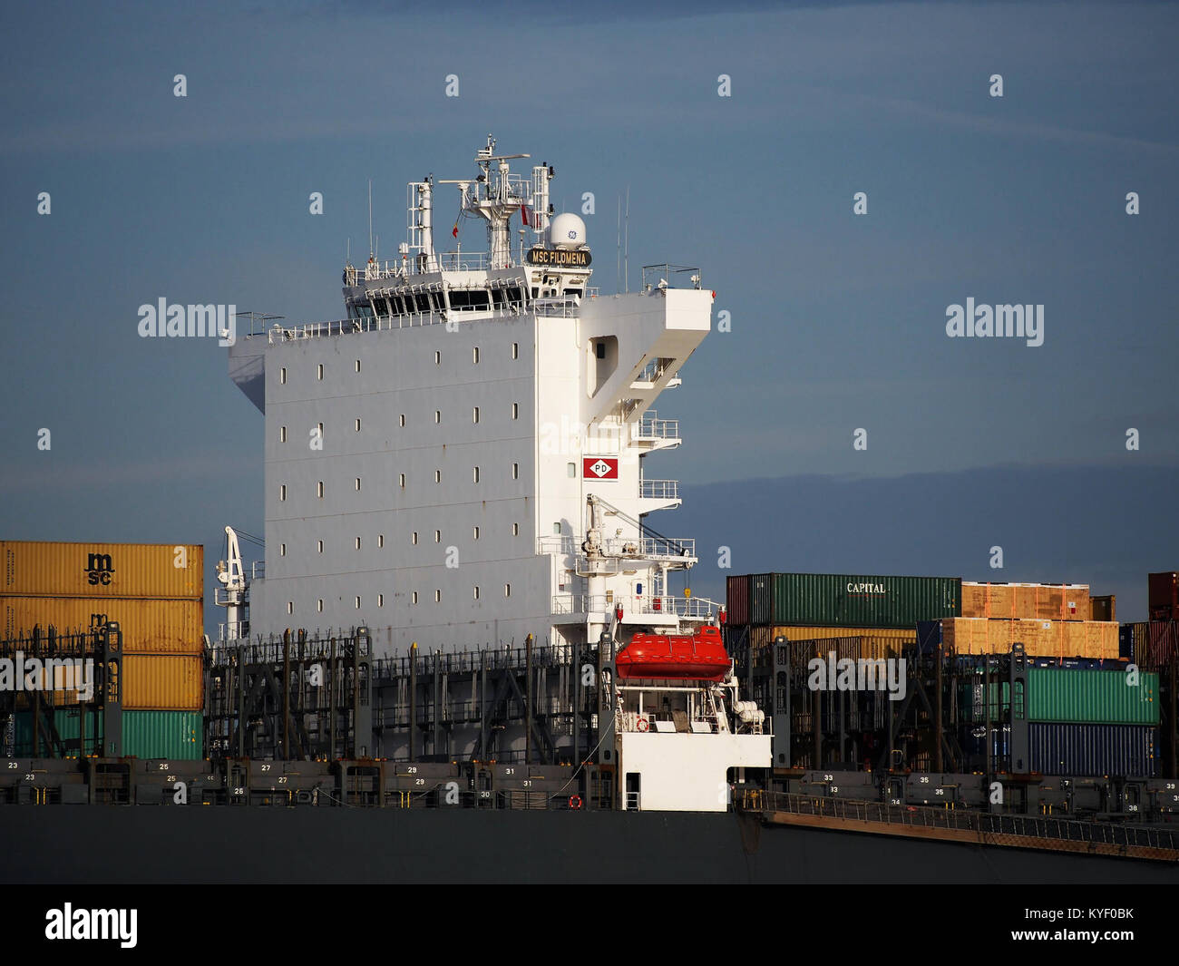 Una fotografia della MSC Filomena, una nave container, attraccata al porto di Anversa, Belgio. L'immagine cattura la grande scala e il ruolo della nave nelle operazioni di navigazione globali. Foto Stock