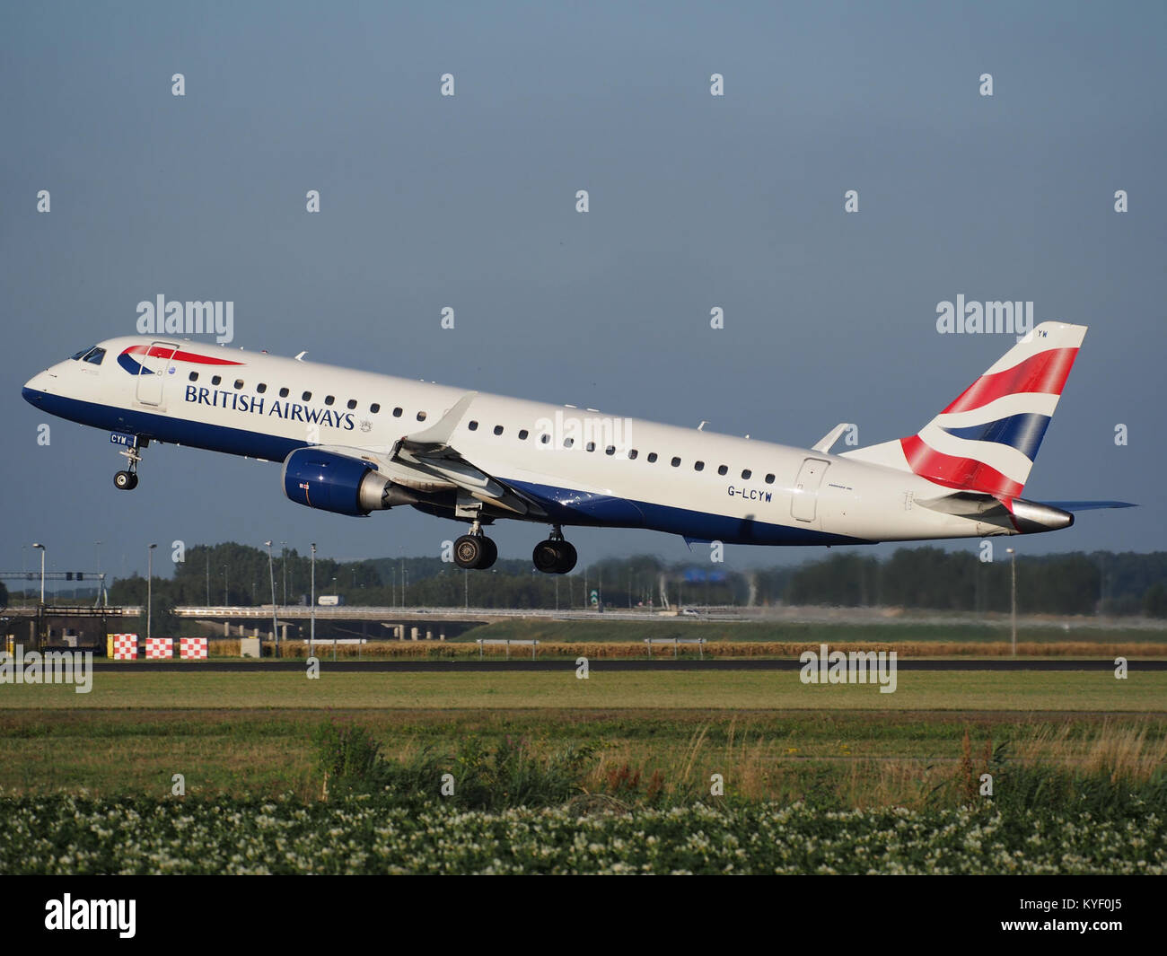 G-LCYW BA CityFlyer Embraer ERJ-190SR (ERJ-190-100 SR) decollo da Schiphol (AMS - EHAM), Paesi Bassi pic2 Foto Stock