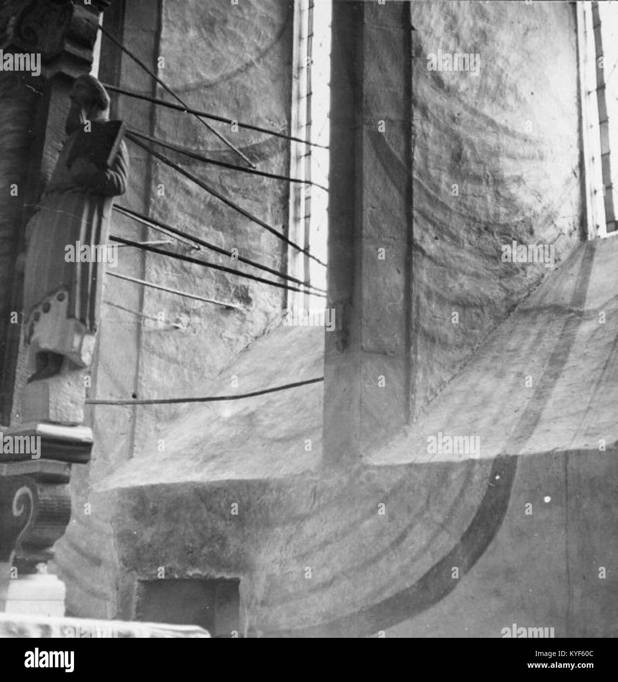 La chiesa di Väte, situata a Gotland, in Svezia, è una chiesa luterana medievale costruita nel XIV secolo. Presenta una costruzione in pietra calcarea, scultura romanica e murales gotici. La chiesa ospita un fonte battesimale del XII secolo e un crocifisso trionfale del XIII secolo. I lavori di restauro sono stati effettuati nel XX secolo. Foto Stock