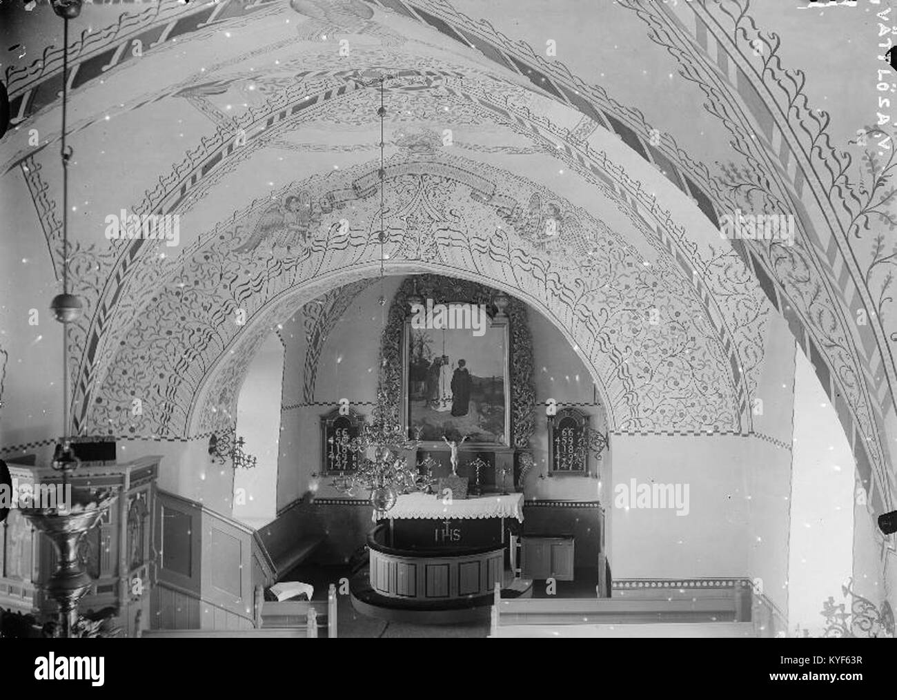 La chiesa di Vättlösa nel comune di Götene, contea di Västra Götaland, Svezia, risale alla fine del XII secolo. Ispirato all'architettura della chiesa inglese, presenta volte sul tetto con tracce di vecchi dipinti e stencil-painting realizzati nel 1910. Foto Stock