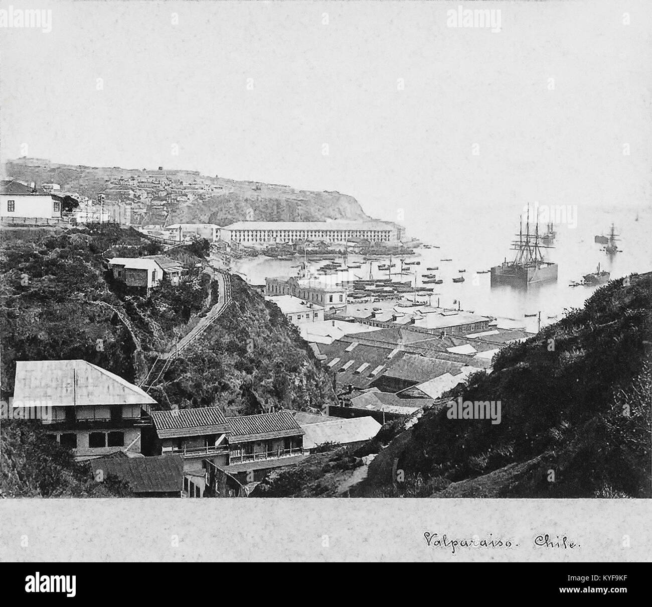 L'illustrazione del 1857 raffigura Valparaíso, in Cile, mostrando il suo porto, i paesaggi circostanti e lo sviluppo storico come una delle principali città portuali del XIX secolo. Foto Stock