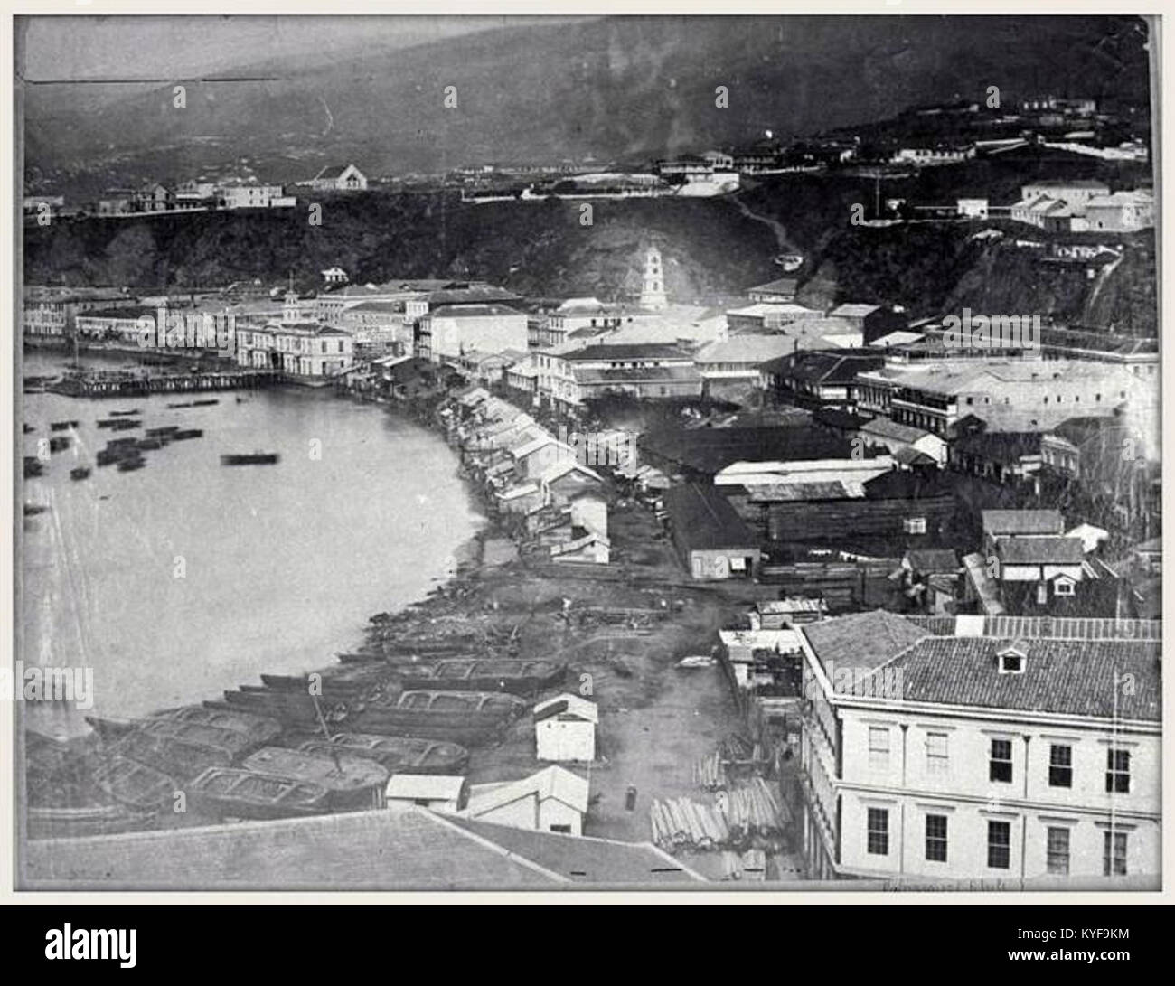 Valparaíso nel 1863, città portuale cilena, mostrata durante la metà del XIX secolo, mette in evidenza la struttura urbana, l'attività portuale e l'architettura storica Foto Stock