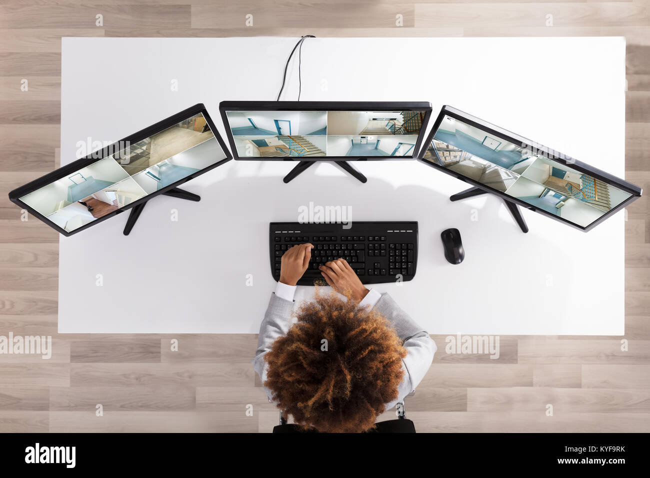 Imprenditrice guardando a più riprese in Office Foto Stock