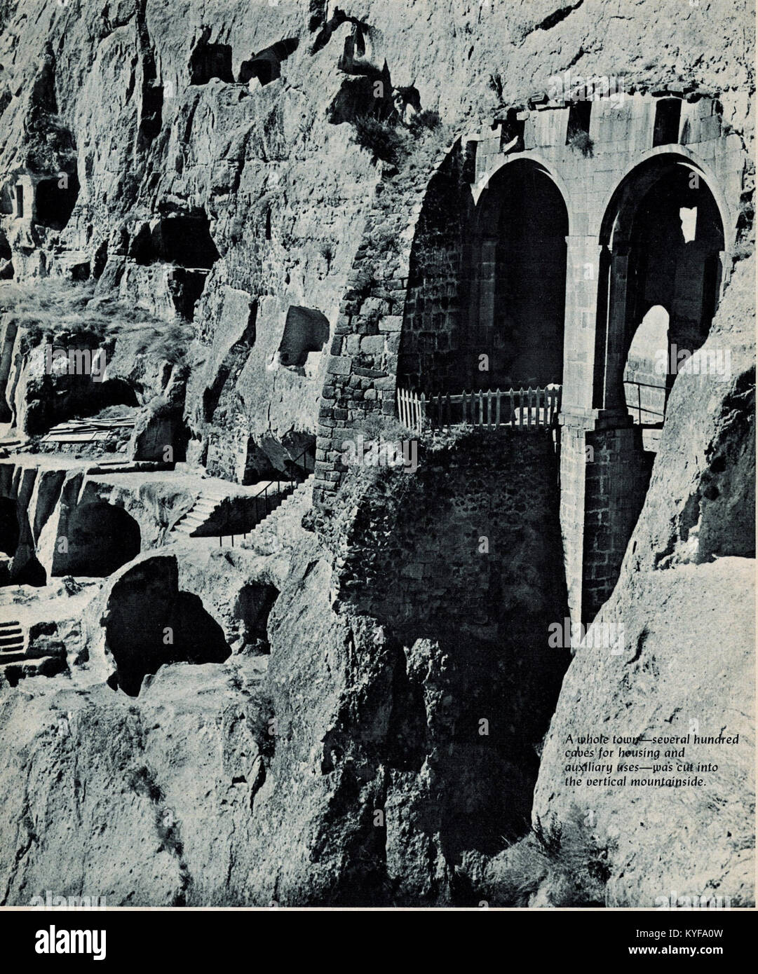 L'immagine raffigura Vardzia, un complesso monastico scavato nella roccia nella Georgia meridionale, costruito principalmente nel XII e XIII secolo. La fotografia del febbraio 1969 mostra le grotte a più livelli, una chiesa all'interno della roccia e la rete di tunnel scavati nell'altopiano vulcanico. Il sito servì sia ruoli monastici che difensivi e oggi fa parte del patrimonio protetto della Georgia. Foto Stock