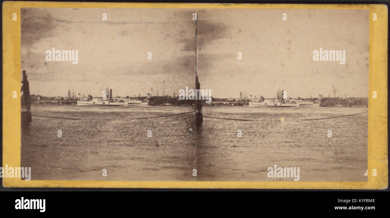 Una fotografia storica di E. & H.T. Anthony raffigura il piroscafo "City of Boston" che si muove sull'East River, illustrando l'attività marittima sul lungomare di New York. Foto Stock