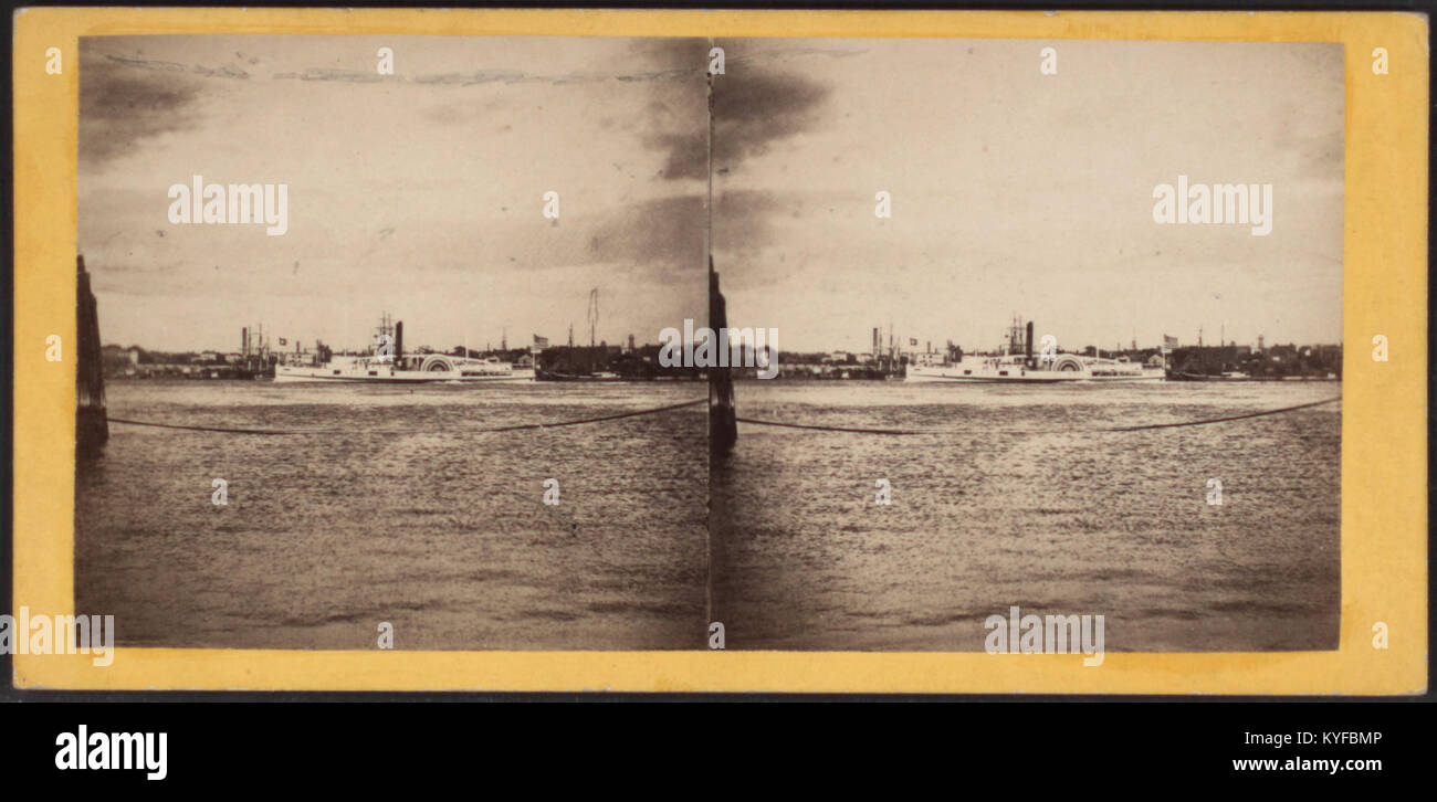 Una fotografia raffigurante l'East River a New York City, che mostra il piroscafo "City of Boston" in funzione, catturato da E. & H.T. Anthony, che mette in evidenza il trasporto marittimo e il lungomare urbano. Foto Stock