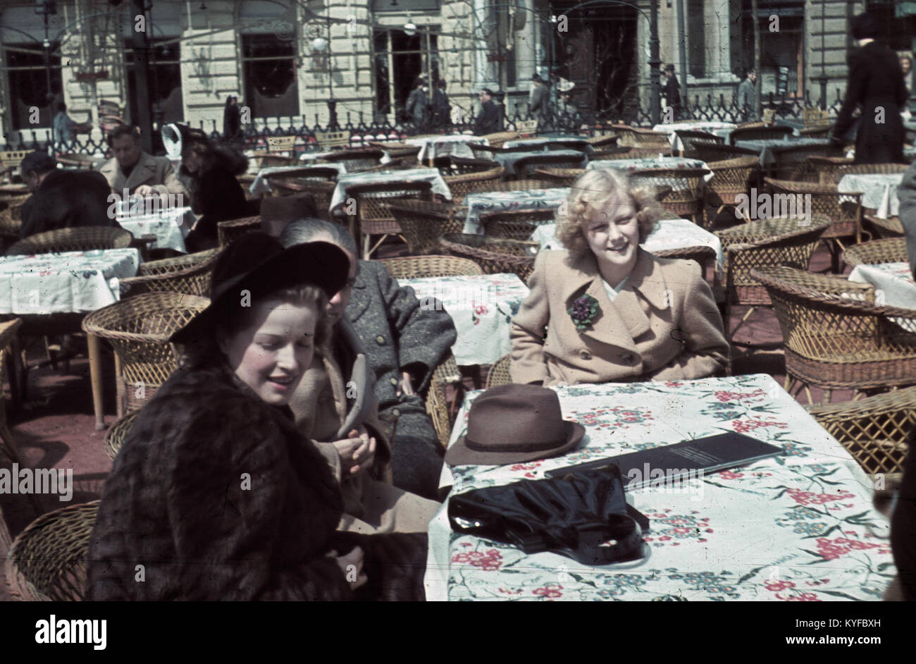 Vigadó tér, Kioszk (Hangli), háttérben un Thonet-udvar. Jobbra Goll Bea színművésznő. Fortepan 92588 Foto Stock