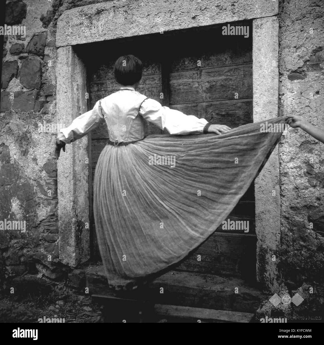 Una fotografia del 1958 di un tradizionale costume sloveno della Valle di Vipava, che mostra un abbigliamento regionale indossato all'interno con fodera visibile, che rappresenta le pratiche di abbigliamento popolare locale e il patrimonio culturale. Foto Stock