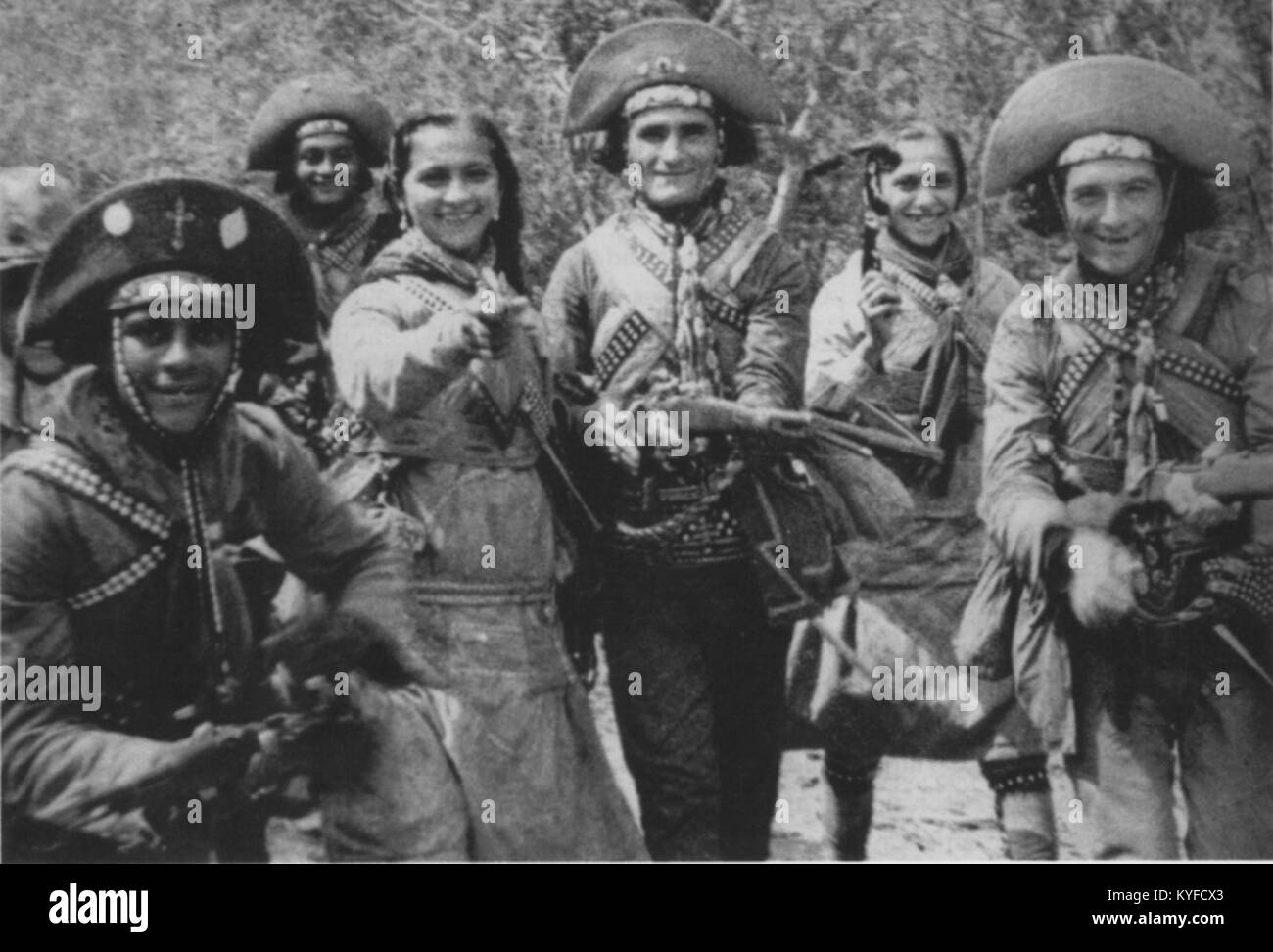 Una fotografia in bianco e nero intorno al 1936–1937 di Virgínio fortunato con la sua banda di cangaceiros in Brasile, che mostra uomini armati in tipico abbigliamento sertão, tra cui cappelli e accessori in pelle, attribuita al fotografo Benjamin Abrahão Botto. Foto Stock