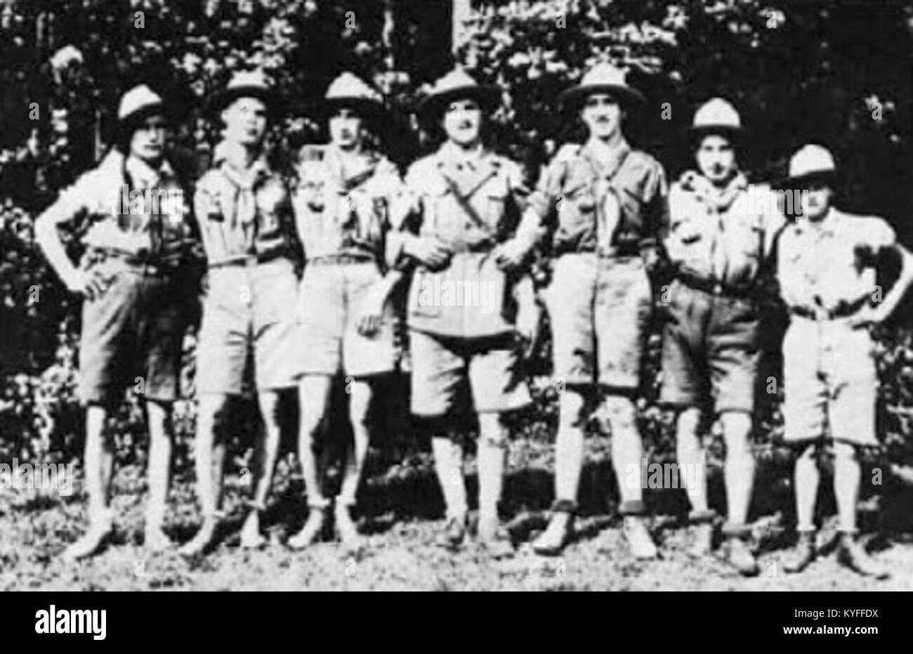 Fotografia che mostra gli esploratori di Volčiči in un campo vicino a Mozirje, Slovenia. L'immagine raffigura i membri di un gruppo di esploratori che partecipano ad attività all'aperto e alle tradizioni del campeggio. Foto Stock