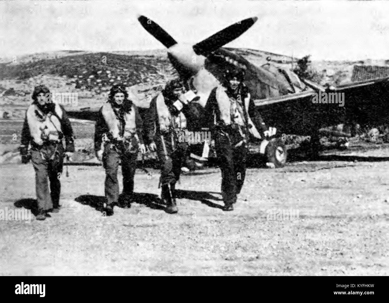 "Vrnitev po uspešnem borbenem poletu" si riferisce al ritorno dopo un volo di combattimento riuscito del primo Squadrone di Vis. L'immagine cattura il contesto dell'aviazione militare e il ruolo strategico del combattimento aereo nelle operazioni in tempo di guerra. Foto Stock